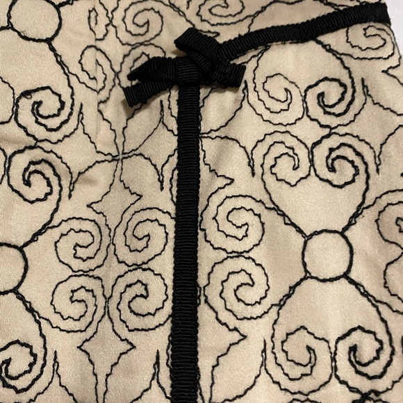 Harold’s Beautiful Embroidered Skirt Size 8 - Picture 2 of 7